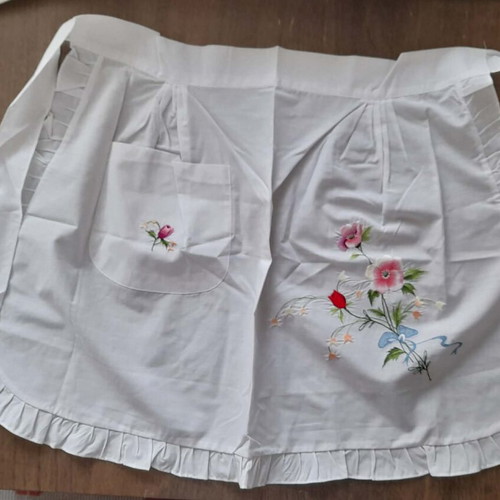 Set of three aprons with flowers and pockets, new, white and pink