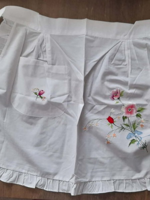 Set of three aprons with flowers and pockets, new, white and pink