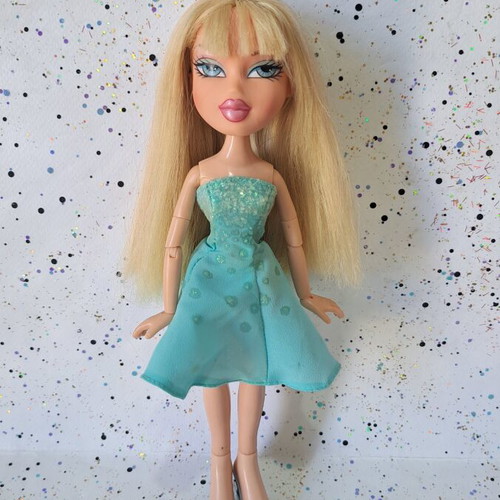 Bratz Play Sportz Teamz Cloe doll with poseable body and flaws