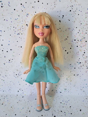 Bratz Play Sportz Teamz Cloe doll with poseable body and flaws