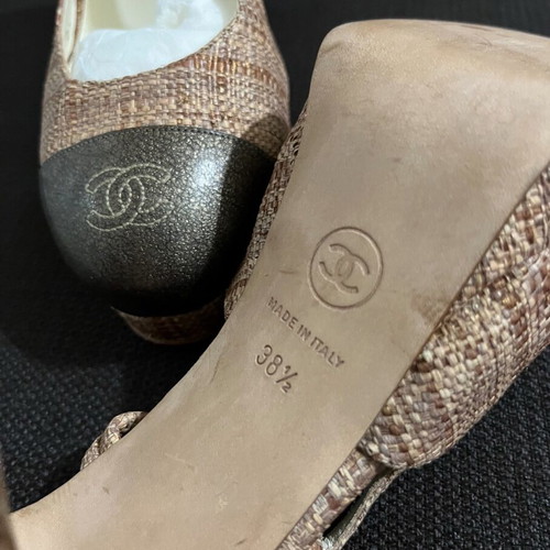 Chanel Raffia Patent Cap Toe CC Slingback Pumps size 38.5 like new