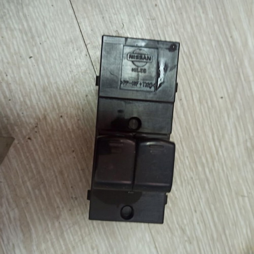 Nissan Micra (K12) 1.0 electric window buttons used, right