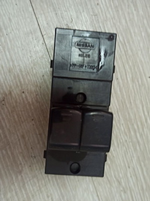 Nissan Micra (K12) 1.0 electric window buttons used, right