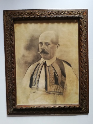 Προσωπογραφία άνδρος με εθνική ενδυμασία κάρβουνο σε χαρτί μεταχειρισμένη