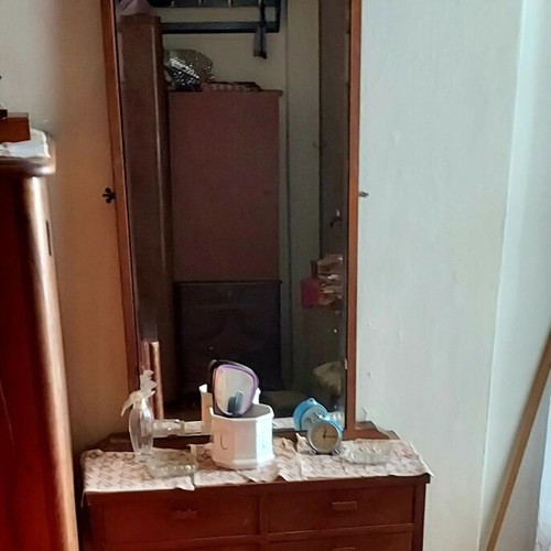 Παλια τουαλέτα με μεγάλο καθρέφτη