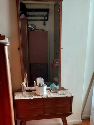 Παλια τουαλέτα με μεγάλο καθρέφτη