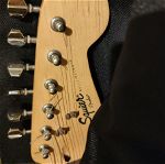 Ηλεκτρική κιθάρα FENDER SQUIER BULLET STRAT, με θήκη, κουρδιστήρι και ενισχυτή
