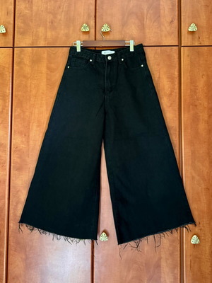 Rich black cropped wide-leg jeans with raw hem, size S