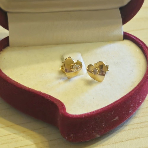 K14 Gold Heart Stud Earrings like new, 1.05g