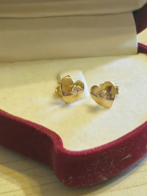 K14 Gold Heart Stud Earrings like new, 1.05g