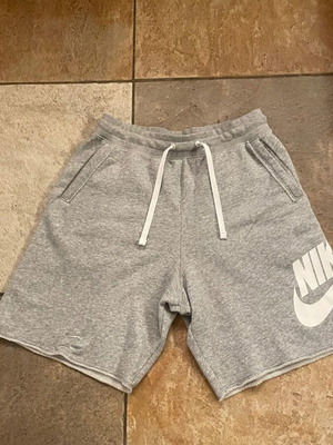 Nike къси панталони сиви като нови с леки шевове автентични