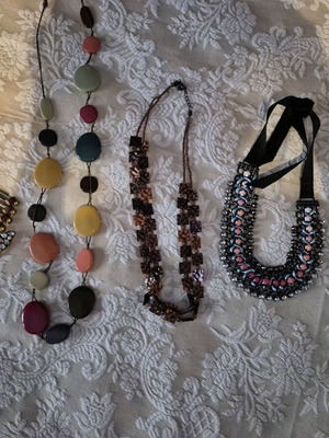 Women's necklaces like new, multicolored