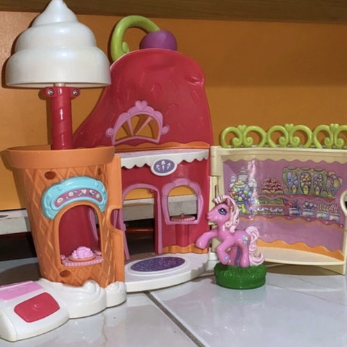 My Little Pony Ponyville Ice Cream Shop used
