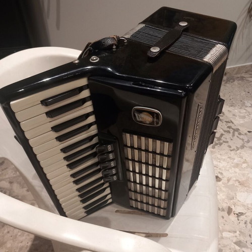 Weltmeister Stella 60 accordion, 60 bass, made in Germany