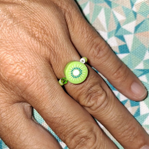 Elastic ring with beads and kiwi design