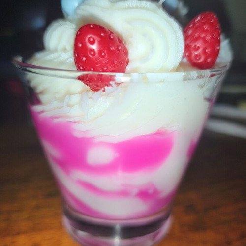 Aromatic candle with pina colada and strawberry scent