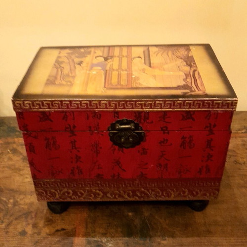 Retro Chinese red-bordeaux storage chest like new with feet