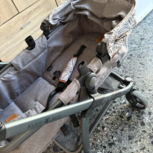 3 in 1 Baby Stroller like new with egg and carrycot