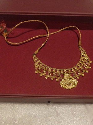 Αυθεντικό ινδικό κόσμημα χρυσού χρώματος με παραδοσιακό δέσιμο