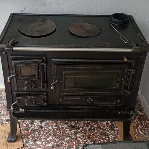 Cast iron stove like new for heating and cooking