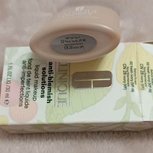Clinique Foundation new with gifts shade Ivory