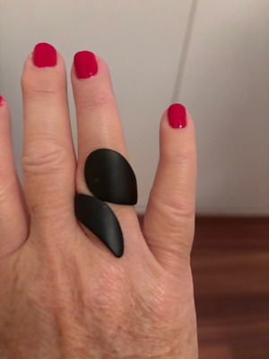 Black adjustable ring like new