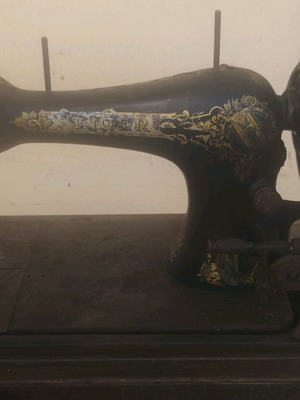 Sewing machine used with heavy rust, non-working