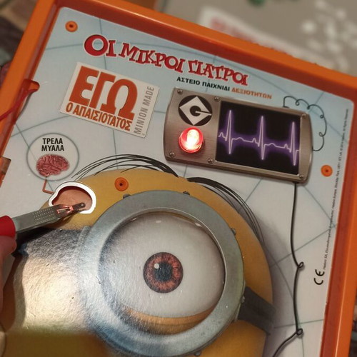 Minions The Little Doctors board game used, complete with 4 miniature figures