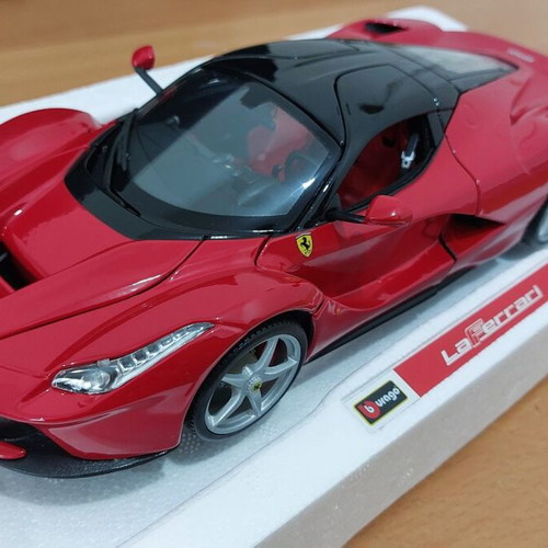La Ferrari 1:18 Bburago Signature Series diecast model
