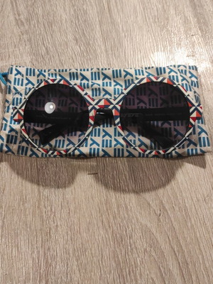 Γυαλιά ηλίου Eyeye μεταχειρισμένα, μπλε και κόκκινα, με μαλακή θήκη