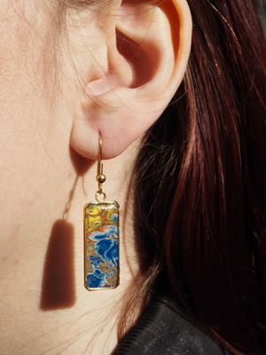 Artistic earrings with epoxy resin and gold-plated stainless steel base