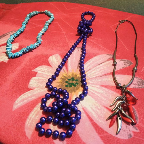 Women's necklaces like new, pack of 3 pieces