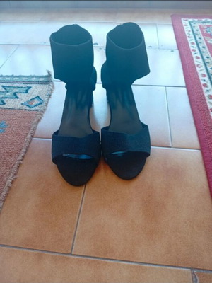 Black high heel shoes like new, size 42