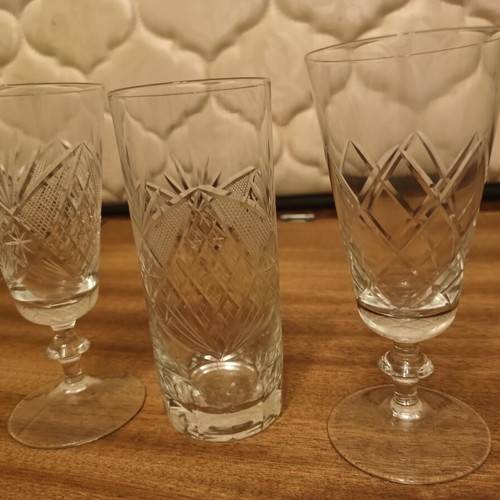 Crystal glasses set like new, 6 water, 5 wine V shape, 2 wine V shape different design