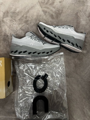 On Cloudsurfer спортни обувки нови, сиви, номер 46