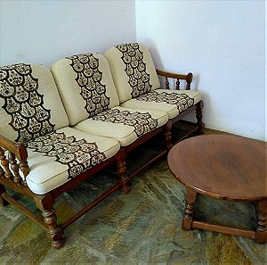 Ξύλινος τριθέσιος καναπές με μαξιλάρια σε άριστη κατάσταση