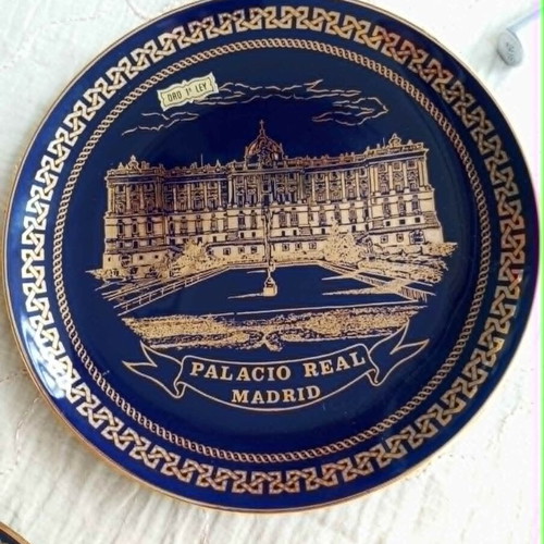 Decorative porcelain plates like new, set of 2, dark blue with gold