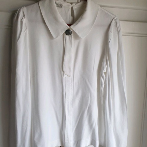 Attrattivo blouse large new, white viscose with pin