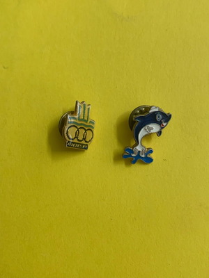 Pins set of 2 Athens 1991 like new, collectible