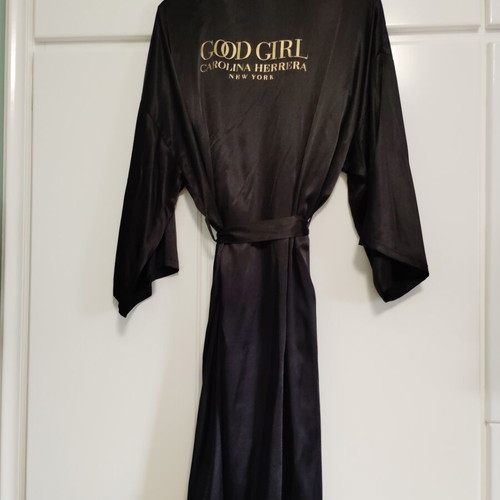 Good Girl satin robe like new with beautiful sleeves