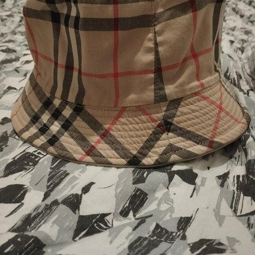 Burberry reversible bucket hat like new, size M, multicolor beige