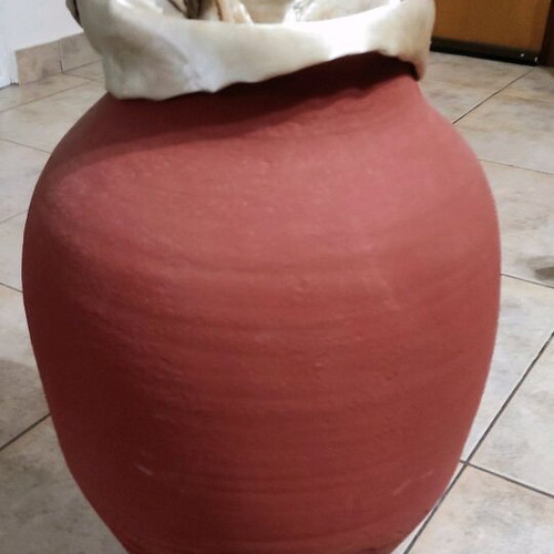 Clay vase 50 cm high with artificial flowers 1.40 m used, burgundy