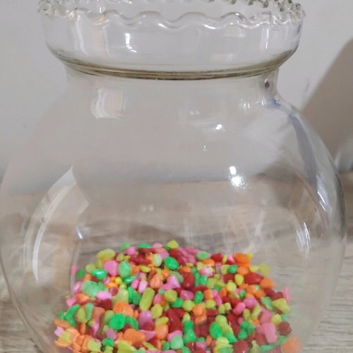 Glass fishbowl for goldfish with pebbles like new