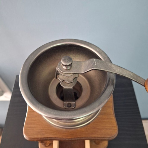 Vintage wooden manual coffee grinder like new with drawer