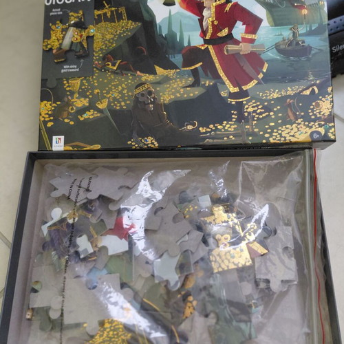 Puzzle 100 pieces with pirates and gold details like new