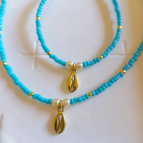 Necklace and bracelet set with turquoise beads and gold shell