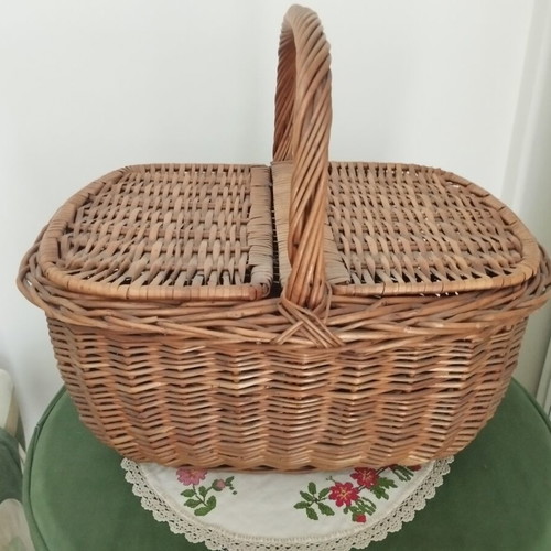 Vintage wicker picnic basket with double butterfly lid like new