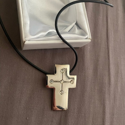Cross pendant like new