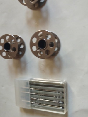 Sears Kenmore αναλώσιμα ραπτομηχανής σαν καινούργια, βελόνες και 3 μεταλλικά μασούρια
