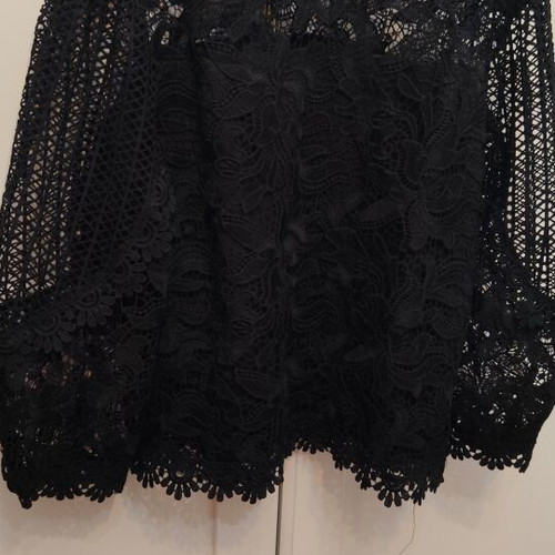 Black lace top with 3/4 sleeves like new, size S